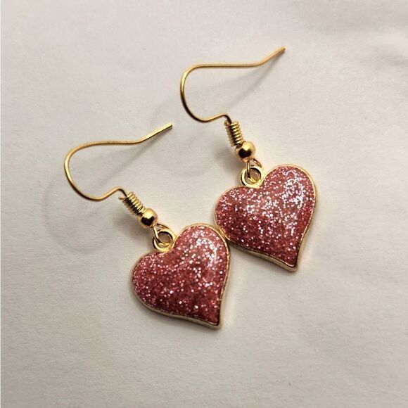 ❤️ Heart Shaped Silver Glitter Drop Earrings - Picture 2 of 4